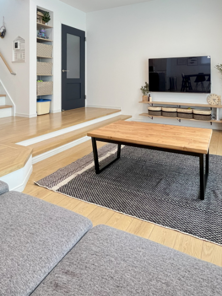 段下がりのリビングで寛げる、カフェテイストの二階建て